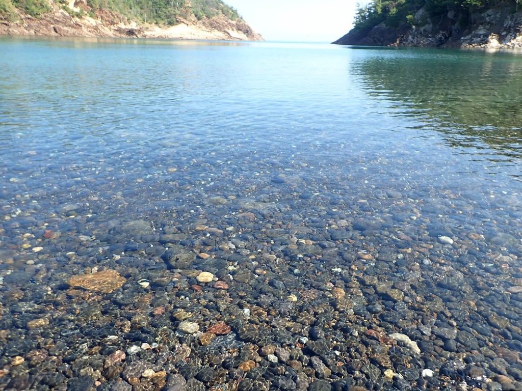 隠岐の島・西ノ島の透き通る青い海とシーカヤック」